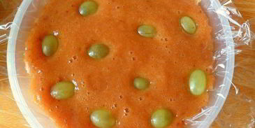 персиковый мусс-желе с виноградом и лепестками миндаля