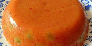 персиковый мусс-желе с виноградом и лепестками миндаля