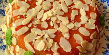 персиковый мусс-желе с виноградом и лепестками миндаля