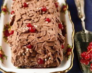Рождественское полено с шоколадным муссом и ягодами