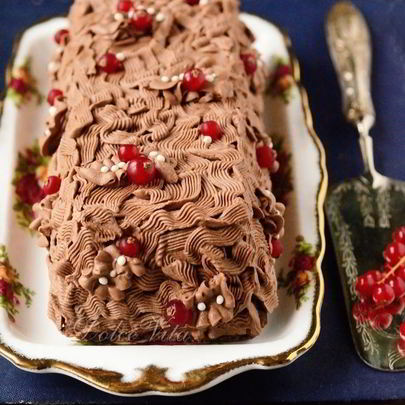 Рождественское полено с шоколадным муссом и ягодами