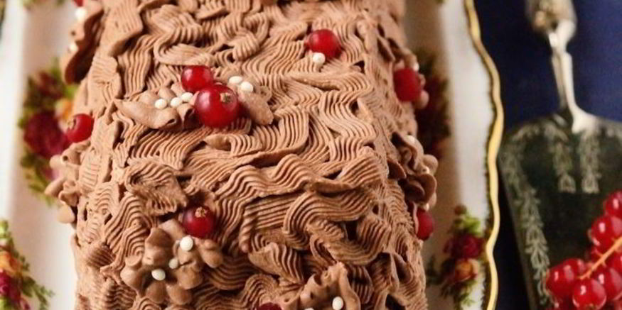 Рецепт рождественского полена с шоколадным муссом и ягодами