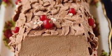 рождественское полено с шоколадным муссом и ягодами