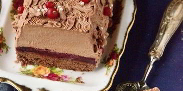 рождественское полено с шоколадным муссом и ягодами