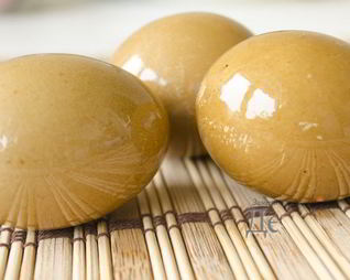 Красим пасхальные яйца в оранжево-коричневый цвет соком свеклы