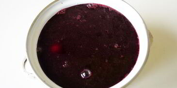 красим пасхальные яйца в оранжево-коричневый цвет соком свеклы