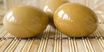 красим пасхальные яйца в оранжево-коричневый цвет соком свеклы