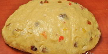 кулич с цукатами и изюмом