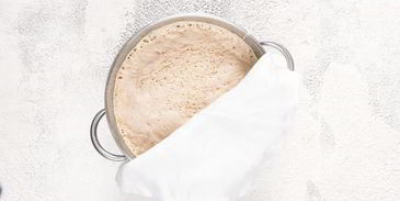 кулич с цукатами, миндалем и изюмом