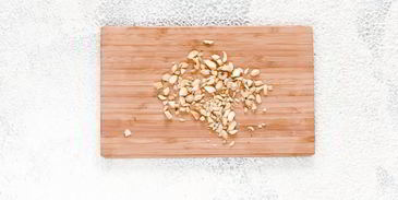 кулич с цукатами, миндалем и изюмом