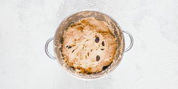 кулич с цукатами, миндалем и изюмом