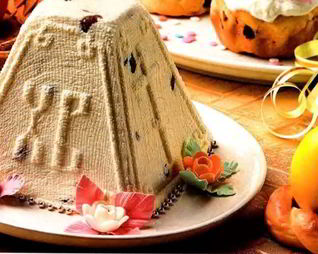 Пасха из творога с изюмом