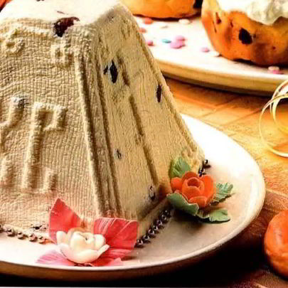 Пасха из творога с изюмом