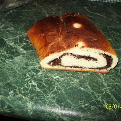 Пасхальный рулет с маком и изюмом