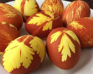 Простая покраска пасхальных яиц