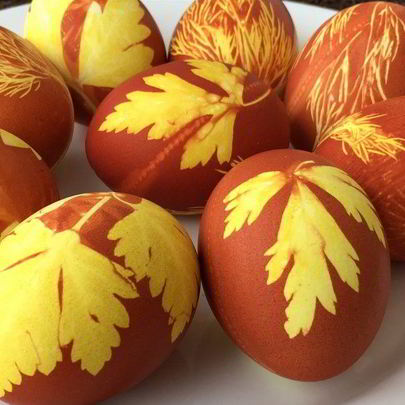 Простая покраска пасхальных яиц