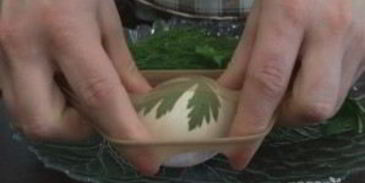 простая покраска пасхальных яиц