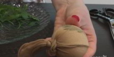 простая покраска пасхальных яиц