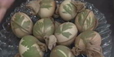 простая покраска пасхальных яиц