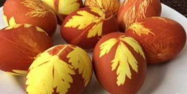 простая покраска пасхальных яиц