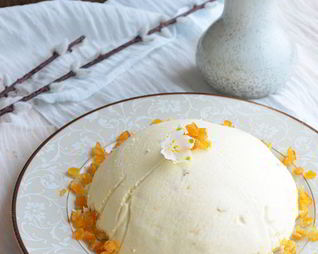 Творожная пасха с марципаном и изюмом