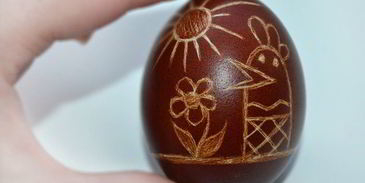 яйца варенные в луковой шелухе