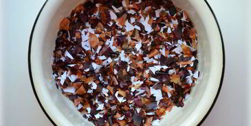 яйца варенные в луковой шелухе