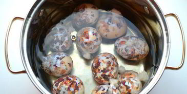 яйца варенные в луковой шелухе