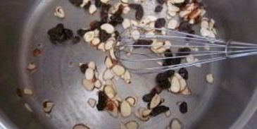 рисовый пудинг с изюмом и миндалем