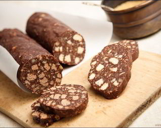 Шоколадно-ореховая колбаска с цукатами