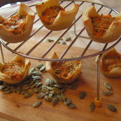 Корзиночки с морковным суфле, вешенками и тыквенными семечками