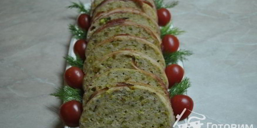 Рецепт куриного суфле с фисташками в беконе