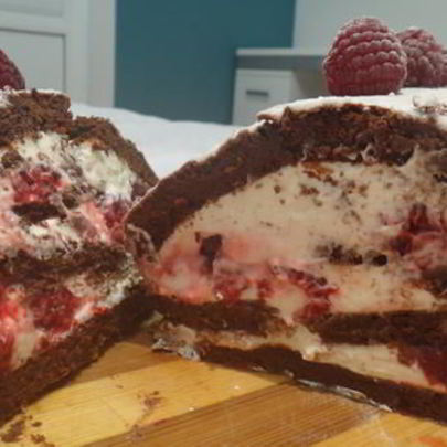 Рулет из шоколадного суфле с малиной