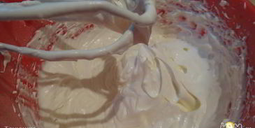 рулет из шоколадного суфле с малиной