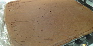 рулет из шоколадного суфле с малиной