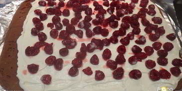 рулет из шоколадного суфле с малиной