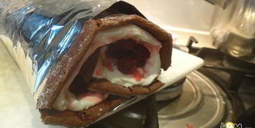 рулет из шоколадного суфле с малиной