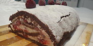 рулет из шоколадного суфле с малиной