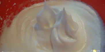 рулет из шоколадного суфле с малиной