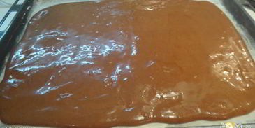 рулет из шоколадного суфле с малиной