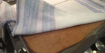 рулет из шоколадного суфле с малиной