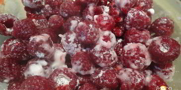 рулет из шоколадного суфле с малиной