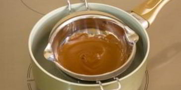 шоколадный рулет с банановым суфле и грецкими орехами