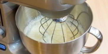 шоколадный рулет с банановым суфле и грецкими орехами