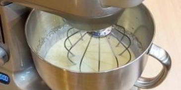 шоколадный рулет с банановым суфле и грецкими орехами