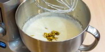 шоколадный рулет с банановым суфле и грецкими орехами