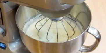 шоколадный рулет с банановым суфле и грецкими орехами