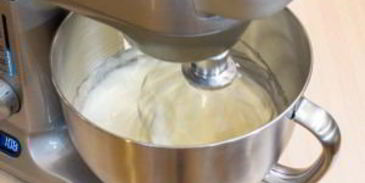 шоколадный рулет с банановым суфле и грецкими орехами