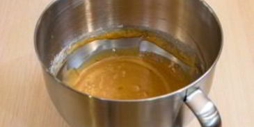 шоколадный рулет с банановым суфле и грецкими орехами