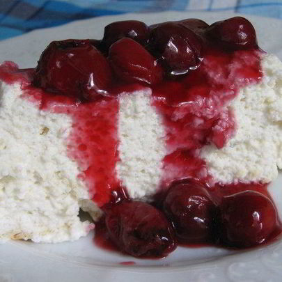 Творожное суфле с вишневым соусом